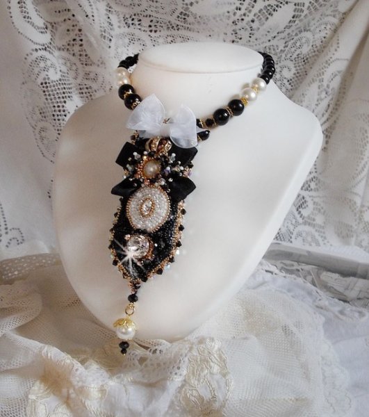 Collier Noir Sacré vintage Haute-Couture brodé avec des cristaux de Swarovski, un ruban organza et des rocailles Miyuki