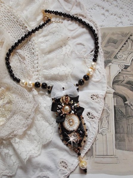 Collier Noir Sacré vintage Haute-Couture brodé avec des cristaux de Swarovski, un ruban organza et des rocailles Miyuki