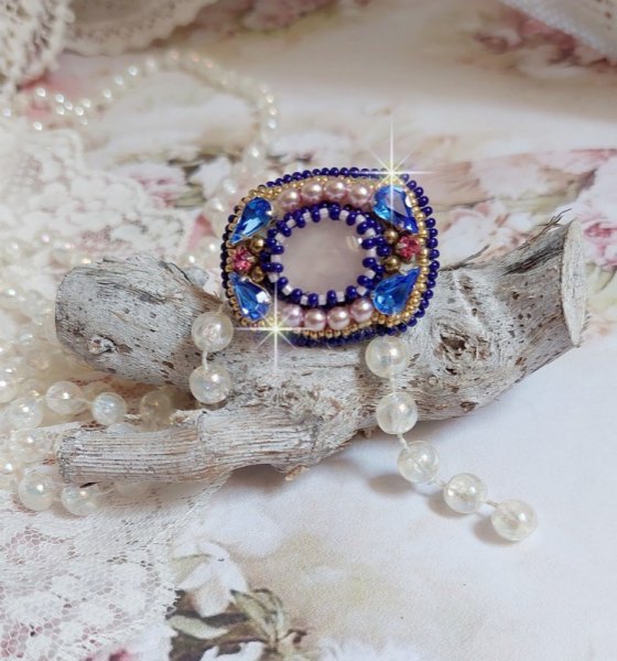 Bague Gabrielle brod&eacute;e avec un cabochon ovale en pierre de gemme : le Quartz Rose &agrave; laquelle s'ajoute des cabochons poires et chatons en Cristal, perles nacr&eacute;es, rocailles sur bague en laiton Bronze