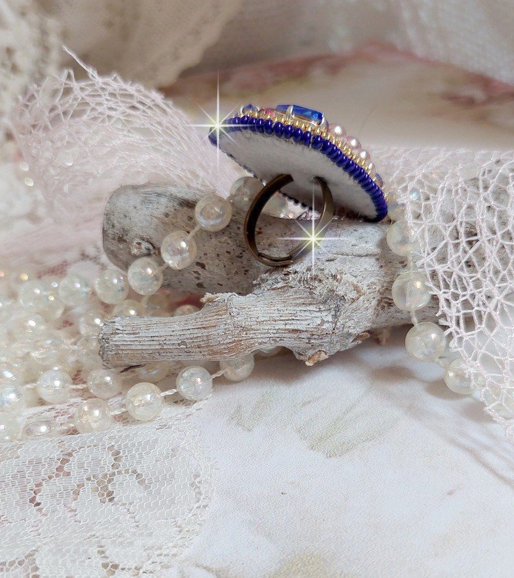 Bague Gabrielle brodée avec un cabochon ovale en pierre de gemme : le Quartz Rose à laquelle s'ajoute des cabochons poires et chatons en Cristal, perles nacrées, rocailles sur bague en laiton Bronze