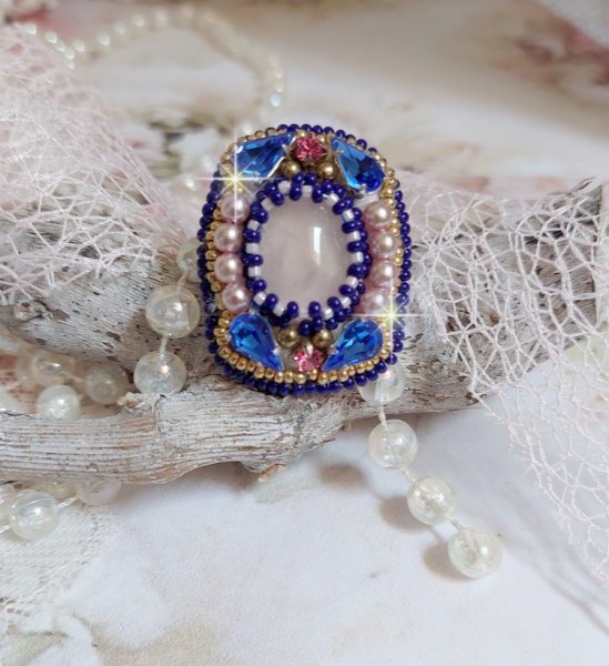 Bague Gabrielle brod&eacute;e avec un cabochon ovale en pierre de gemme : le Quartz Rose &agrave; laquelle s'ajoute des cabochons poires et chatons en Cristal, perles nacr&eacute;es, rocailles sur bague en laiton Bronze
