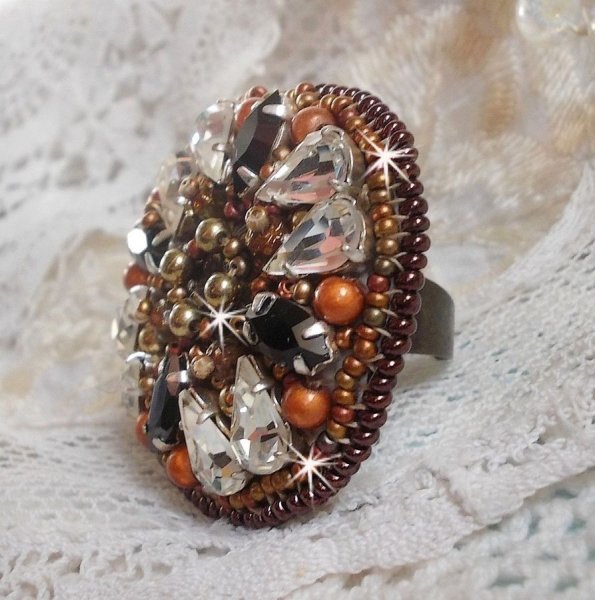 Bague Amber Romance avec cristaux : navettes Jet, Poires Cristal et perles rondes nacr&eacute;es sur une bague couleur Bronze. Les cristaux sont orn&eacute;s de perles magiques et rocailles, un style Am&eacute;rindien