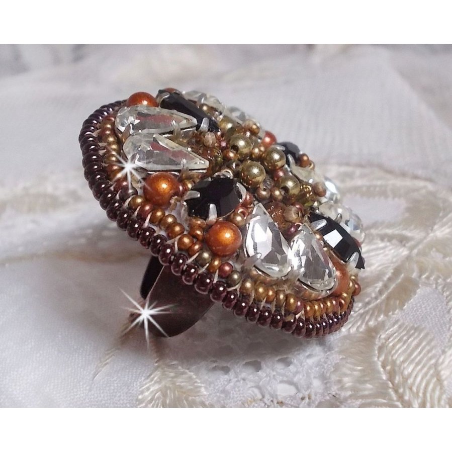 Bague Amber Romance avec cristaux : navettes Jet, Poires Cristal et perles rondes nacrées sur une bague couleur Bronze. Les cristaux sont ornés de perles magiques et rocailles, un style Amérindien