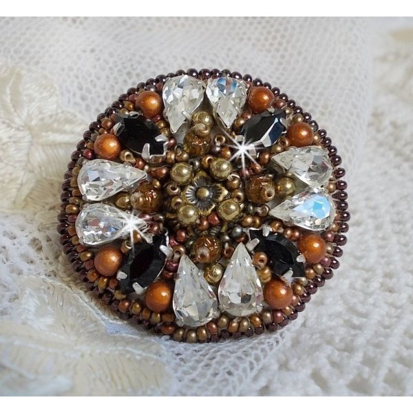 Bague Amber Romance avec cristaux : navettes Jet, Poires Cristal et perles rondes nacr&eacute;es sur une bague couleur Bronze. Les cristaux sont orn&eacute;s de perles magiques et rocailles, un style Am&eacute;rindien
