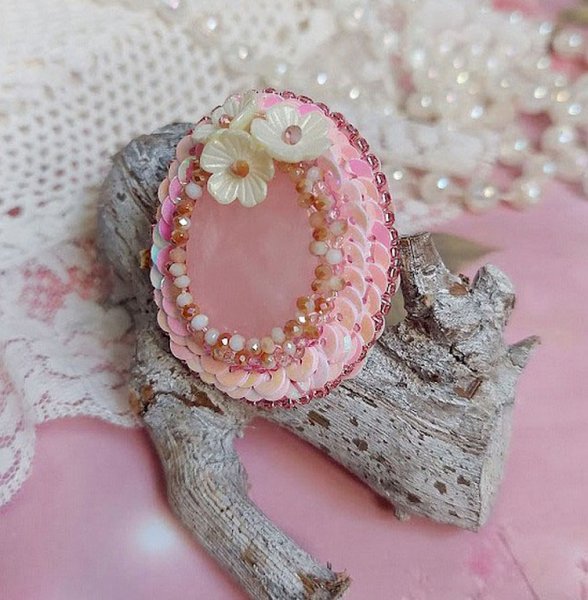 Bague Amour de quartz brodée avec pierre de gemme, rondes et rocailles verres, sequins, fleurs acryliques et bague laiton