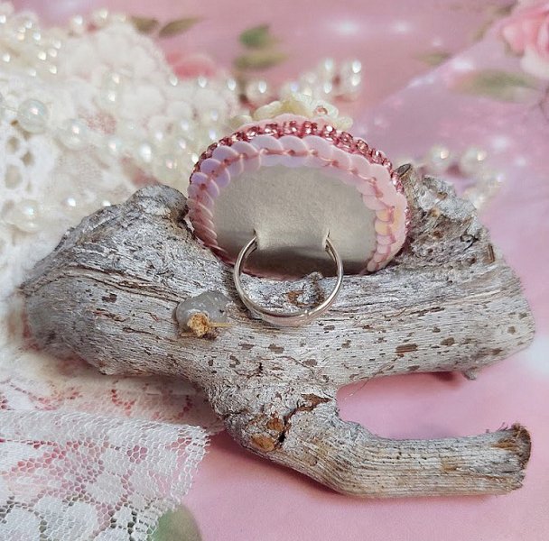 Bague Amour de quartz brodée avec pierre de gemme, rondes et rocailles verres, sequins, fleurs acryliques et bague laiton