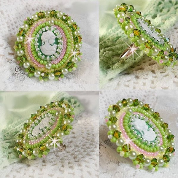 Bague Anisse brod&eacute;e d&rsquo;un cabochon r&eacute;sine repr&eacute;sentant une femme et des roses, orn&eacute;e de rocailles Vert Anis, Rose, Jaune Nacr&eacute; et Ivoire. Elle est finie avec des toupies et perles sur bague r&eacute;glable 