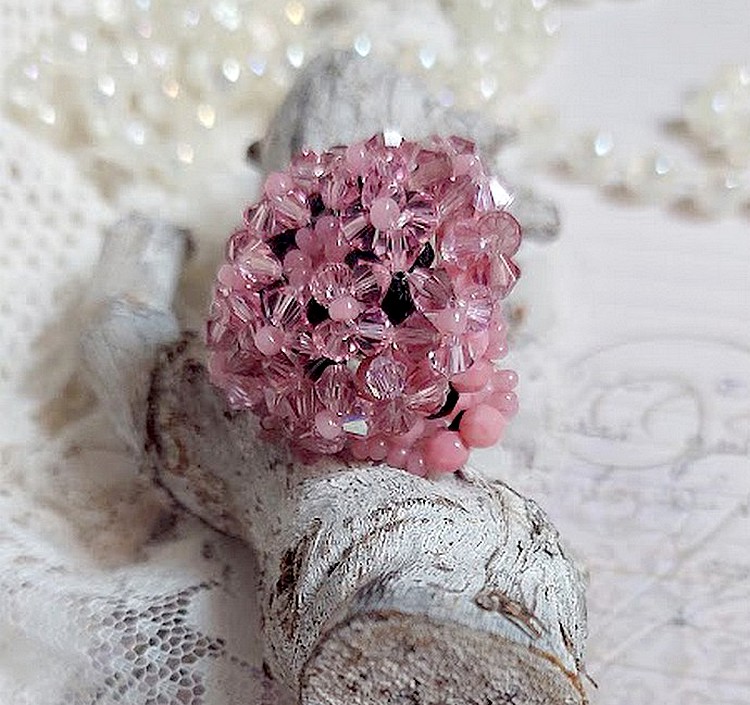 Bague Anémone montée avec des perles Cristal Swarovski, perles de bohème et rocailles Verre