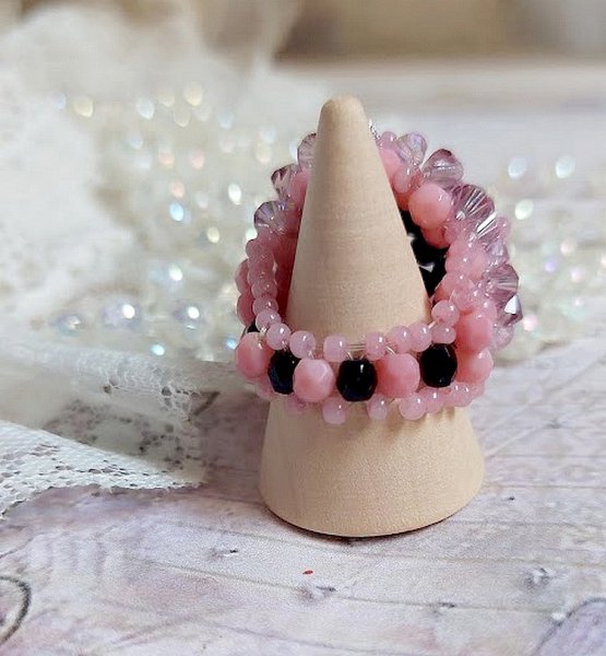 Bague An&eacute;mone mont&eacute;e avec des perles Cristal Swarovski, perles de boh&egrave;me et rocailles Verre