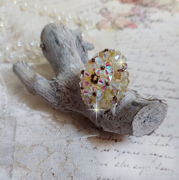 Bague Aurore mont&eacute;e avec des toupies en Cristal de Swarovski Jonquille de qualit&eacute; AB et AB2x &agrave; laquelle s&rsquo;ajoute des facettes de boh&egrave;me en verre de m&ecirc;me couleur et rocailles Dor&eacute;es. Belle fantaisie si