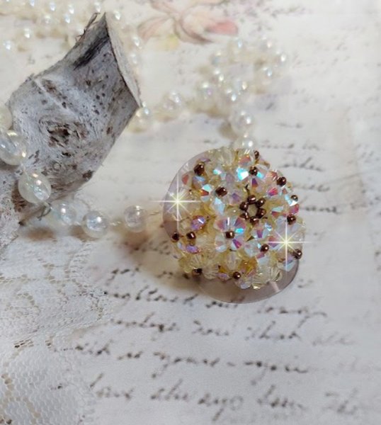 Bague Aurore mont&eacute;e avec des toupies en Cristal de Swarovski Jonquille de qualit&eacute; AB et AB2x &agrave; laquelle s&rsquo;ajoute des facettes de boh&egrave;me en verre de m&ecirc;me couleur et rocailles Dor&eacute;es. Belle fantaisie si
