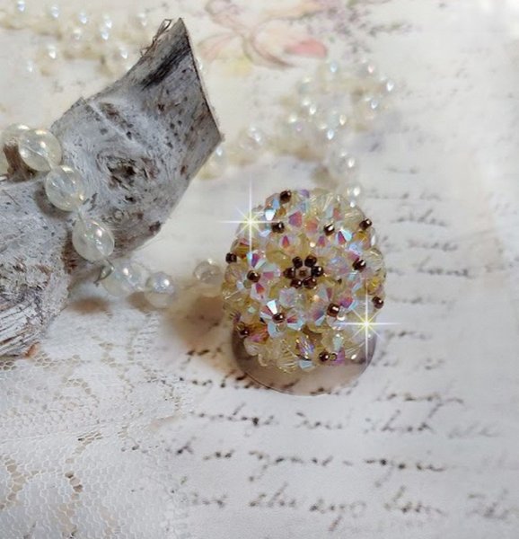 Bague Aurore mont&eacute;e avec des toupies en Cristal de Swarovski Jonquille de qualit&eacute; AB et AB2x &agrave; laquelle s&rsquo;ajoute des facettes de boh&egrave;me en verre de m&ecirc;me couleur et rocailles Dor&eacute;es. Belle fantaisie si