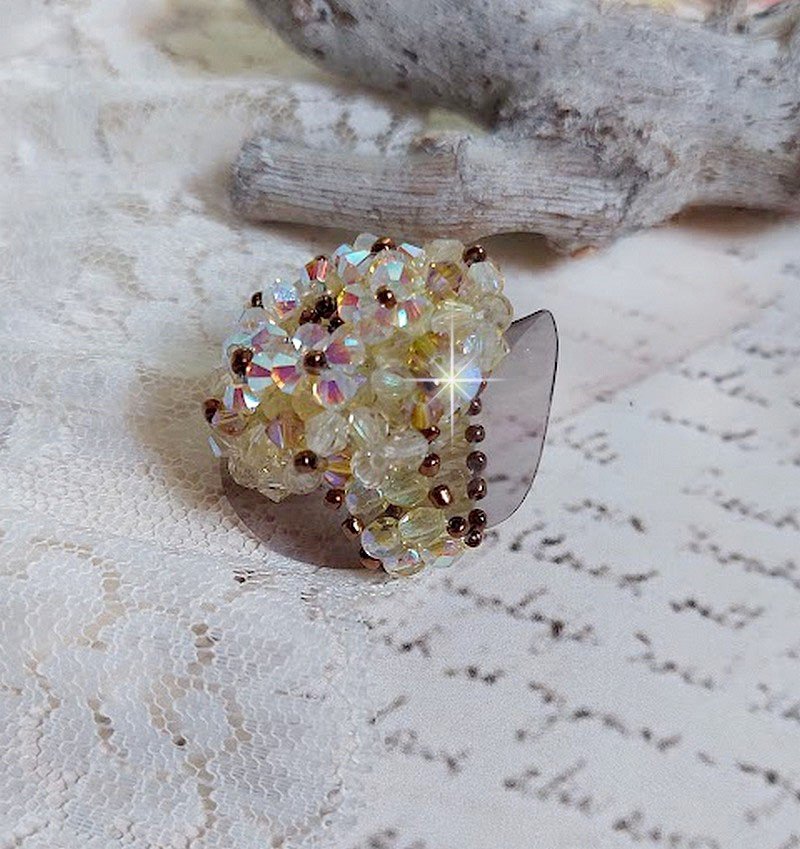 Bague Aurore montée avec des toupies en Cristal de Swarovski Jonquille de qualité AB et AB2x à laquelle s’ajoute des facettes de bohème en verre de même couleur et rocailles Dorées. Belle fantaisie si