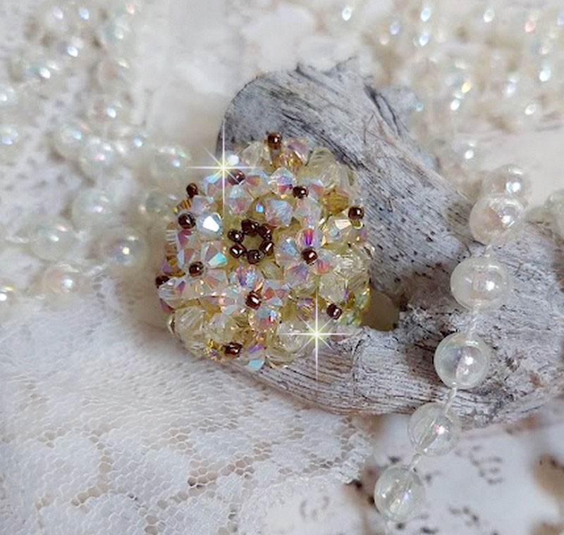 Bague Aurore montée avec des toupies en Cristal de Swarovski Jonquille de qualité AB et AB2x à laquelle s’ajoute des facettes de bohème en verre de même couleur et rocailles Dorées. Belle fantaisie si