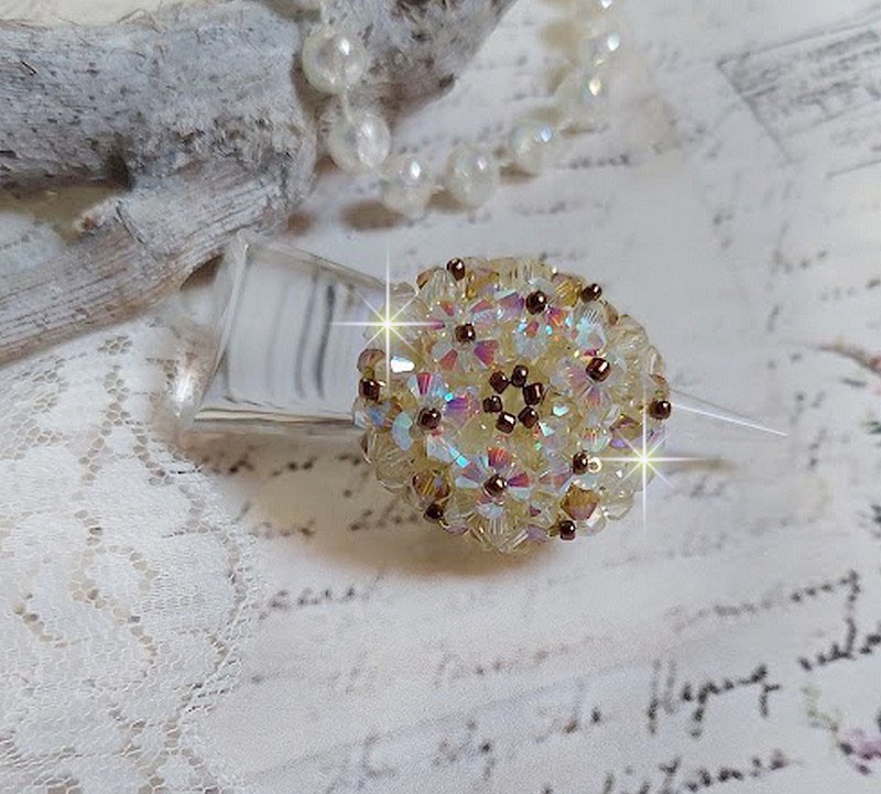 Bague Aurore montée avec des toupies en Cristal de Swarovski Jonquille de qualité AB et AB2x à laquelle s’ajoute des facettes de bohème en verre de même couleur et rocailles Dorées. Belle fantaisie si