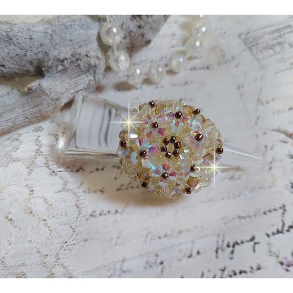 Bague Aurore montée avec des toupies en Cristal de Swarovski Jonquille de qualité AB et AB2x à laquelle s’ajoute des facettes de bohème en verre de même couleur et rocailles Dorées. Belle fantaisie si