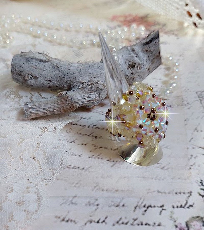 Bague Aurore montée avec des toupies en Cristal de Swarovski Jonquille de qualité AB et AB2x à laquelle s’ajoute des facettes de bohème en verre de même couleur et rocailles Dorées. Belle fantaisie si