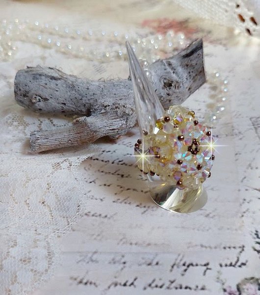 Bague Aurore mont&eacute;e avec des toupies en Cristal de Swarovski Jonquille de qualit&eacute; AB et AB2x &agrave; laquelle s&rsquo;ajoute des facettes de boh&egrave;me en verre de m&ecirc;me couleur et rocailles Dor&eacute;es. Belle fantaisie si