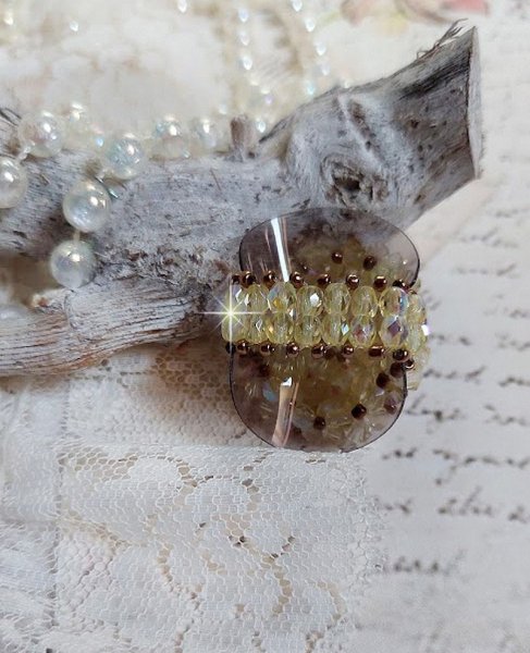 Bague Aurore mont&eacute;e avec des toupies en Cristal de Swarovski Jonquille de qualit&eacute; AB et AB2x &agrave; laquelle s&rsquo;ajoute des facettes de boh&egrave;me en verre de m&ecirc;me couleur et rocailles Dor&eacute;es. Belle fantaisie si