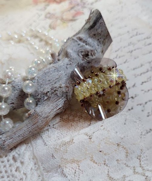 Bague Aurore mont&eacute;e avec des toupies en Cristal de Swarovski Jonquille de qualit&eacute; AB et AB2x &agrave; laquelle s&rsquo;ajoute des facettes de boh&egrave;me en verre de m&ecirc;me couleur et rocailles Dor&eacute;es. Belle fantaisie si