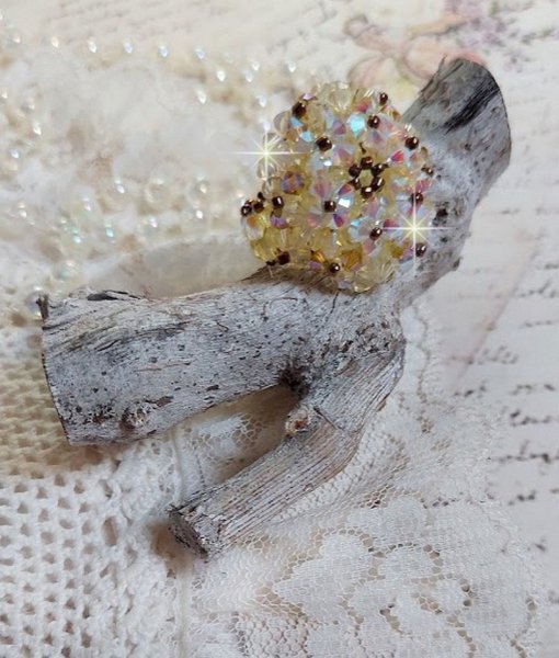 Bague Aurore mont&eacute;e avec des toupies en Cristal de Swarovski Jonquille de qualit&eacute; AB et AB2x &agrave; laquelle s&rsquo;ajoute des facettes de boh&egrave;me en verre de m&ecirc;me couleur et rocailles Dor&eacute;es. Belle fantaisie si