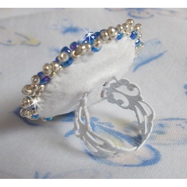 Bague Azur brodée avec un cristaux de Swarovski et des perles nacrées