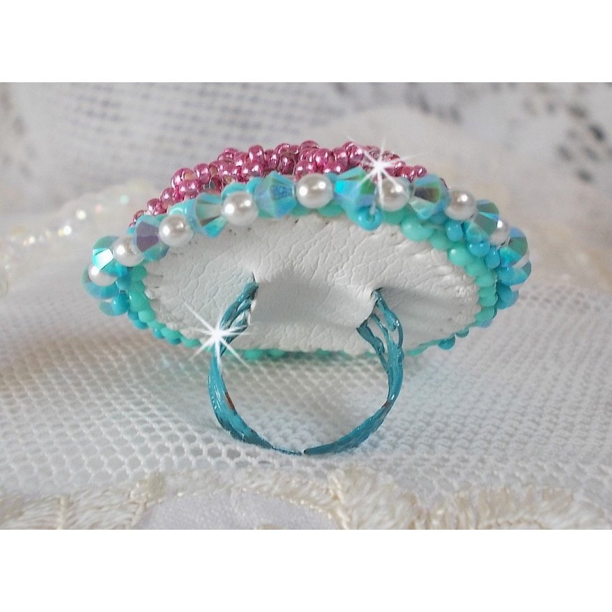 Bague Beauty Alicia Blue brodée avec des cristaux de Swarovski, des perles nacrées ivoire et des rocailles