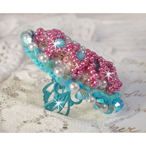 Bague Beauty Alicia Blue brodée avec des cristaux de Swarovski, des perles nacrées ivoire et des rocailles