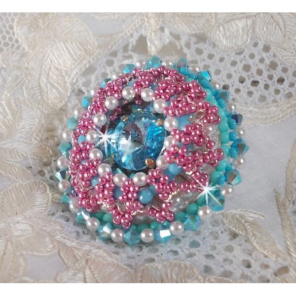 Bague Beauty Alicia Blue brodée avec des cristaux de Swarovski, des perles nacrées ivoire et des rocailles