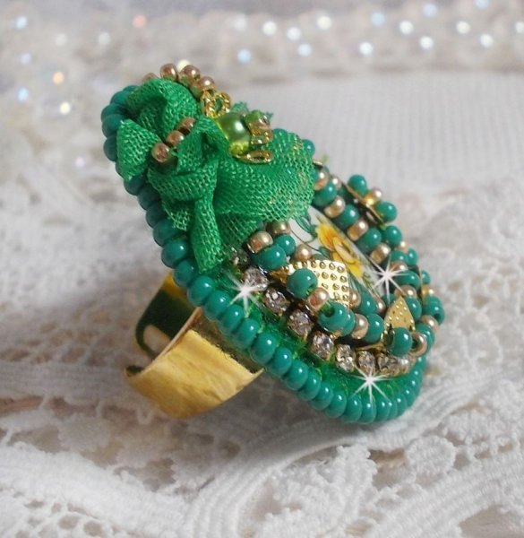 Bague Belle Emeraude brod&eacute;e avec un cabochon ovale en c&eacute;ramique repr&eacute;sentant une rose Jaune sur fond Blanc, un tissu l&eacute;ger de couleur Vert, des perles rondes nacr&eacute;es et des rocailles Dor&eacute;es