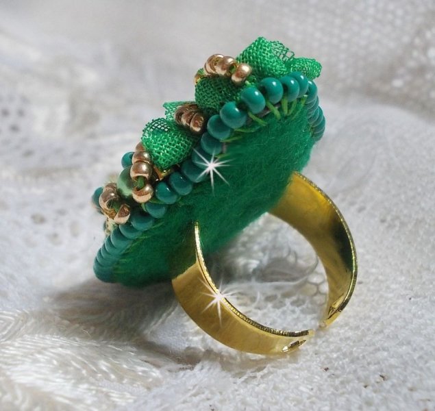 Bague Belle Emeraude brod&eacute;e avec un cabochon ovale en c&eacute;ramique repr&eacute;sentant une rose Jaune sur fond Blanc, un tissu l&eacute;ger de couleur Vert, des perles rondes nacr&eacute;es et des rocailles Dor&eacute;es