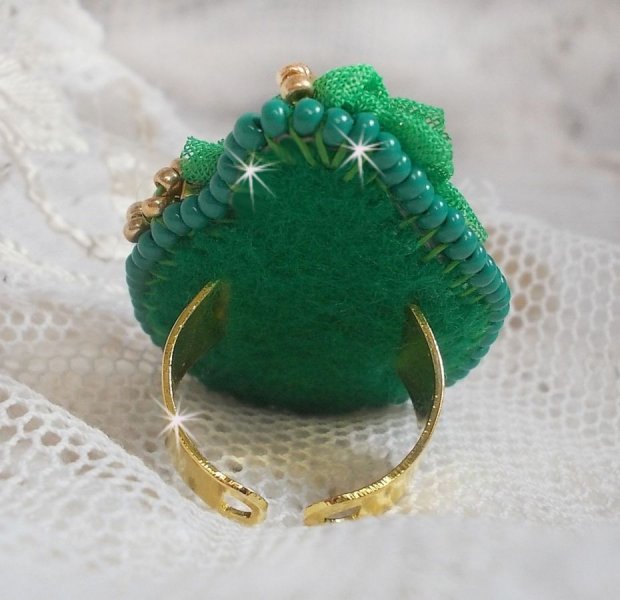 Bague Belle Emeraude brod&eacute;e avec un cabochon ovale en c&eacute;ramique repr&eacute;sentant une rose Jaune sur fond Blanc, un tissu l&eacute;ger de couleur Vert, des perles rondes nacr&eacute;es et des rocailles Dor&eacute;es