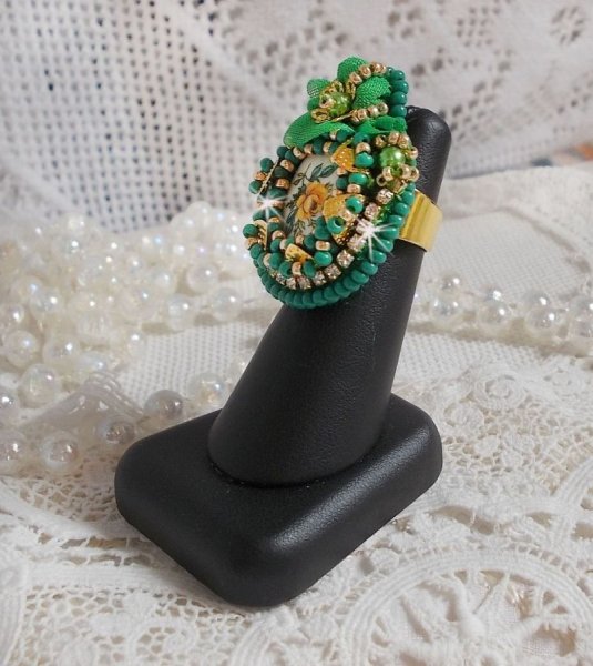 Bague Belle Emeraude brod&eacute;e avec un cabochon ovale en c&eacute;ramique repr&eacute;sentant une rose Jaune sur fond Blanc, un tissu l&eacute;ger de couleur Vert, des perles rondes nacr&eacute;es et des rocailles Dor&eacute;es