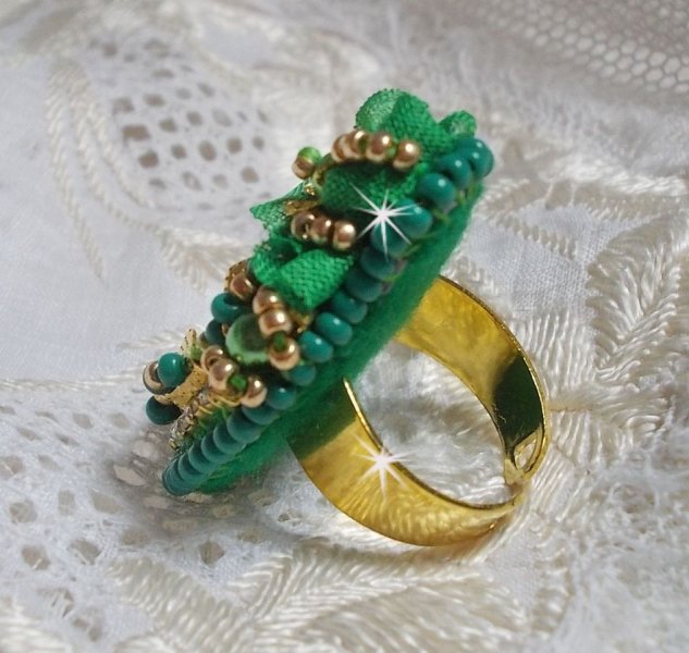 Bague Belle Emeraude brod&eacute;e avec un cabochon ovale en c&eacute;ramique repr&eacute;sentant une rose Jaune sur fond Blanc, un tissu l&eacute;ger de couleur Vert, des perles rondes nacr&eacute;es et des rocailles Dor&eacute;es