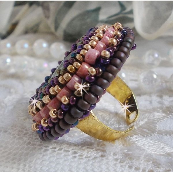 Bague Bonjour Paris cabochon marbr&eacute; bleu/vert/&eacute;cru orn&eacute;e de rocailles Miyuki dont la couleur dominante est le Violet. Mont&eacute;s sur bague dor&eacute;e en laiton et sur une feutrine Bleu n&eacute;on. Un look city !