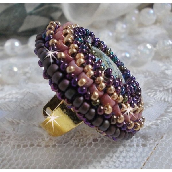 Bague Bonjour Paris cabochon marbr&eacute; bleu/vert/&eacute;cru orn&eacute;e de rocailles Miyuki dont la couleur dominante est le Violet. Mont&eacute;s sur bague dor&eacute;e en laiton et sur une feutrine Bleu n&eacute;on. Un look city !