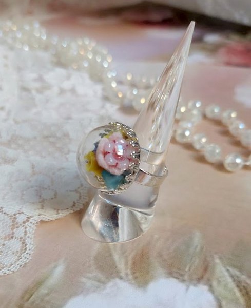 Bague Boule de Cristal mont&eacute;e avec fleurs en forme de cloche verre,  velours floqu&eacute; avec bague laiton et d&ocirc;me en verre