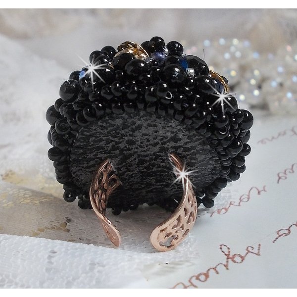 Bague Boule Frou-Frou avec des perles nacr&eacute;es, facettes et des cristaux de Swarovski 