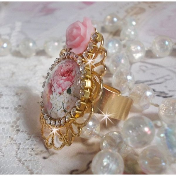 Bague Bouquet Valentine, cabochon avec des roses strass&eacute; de cristaux, rose r&eacute;sine sur bague laiton dor&eacute;, &eacute;l&eacute;gance pour un style vintage
