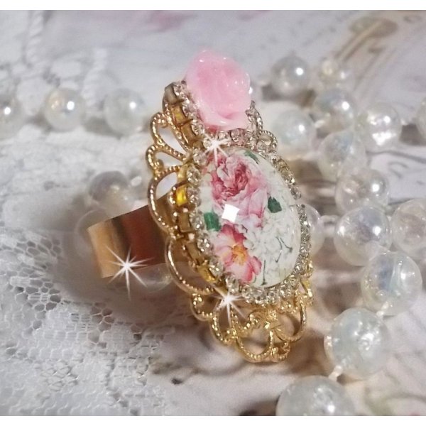 Bague Bouquet Valentine, cabochon avec des roses strass&eacute; de cristaux, rose r&eacute;sine sur bague laiton dor&eacute;, &eacute;l&eacute;gance pour un style vintage