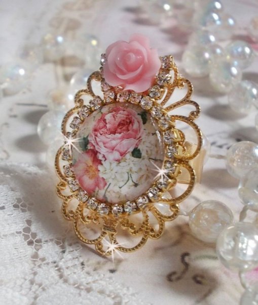 Bague Bouquet Valentine, cabochon avec des roses strass&eacute; de cristaux, rose r&eacute;sine sur bague laiton dor&eacute;, &eacute;l&eacute;gance pour un style vintage