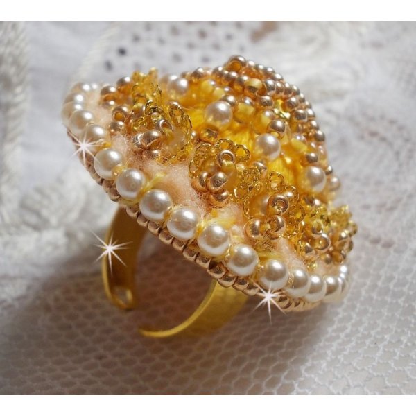 Bague Bouton d'Or brodée avec avec un Crystal de Swarovski et du coton DMC de couleur jaune