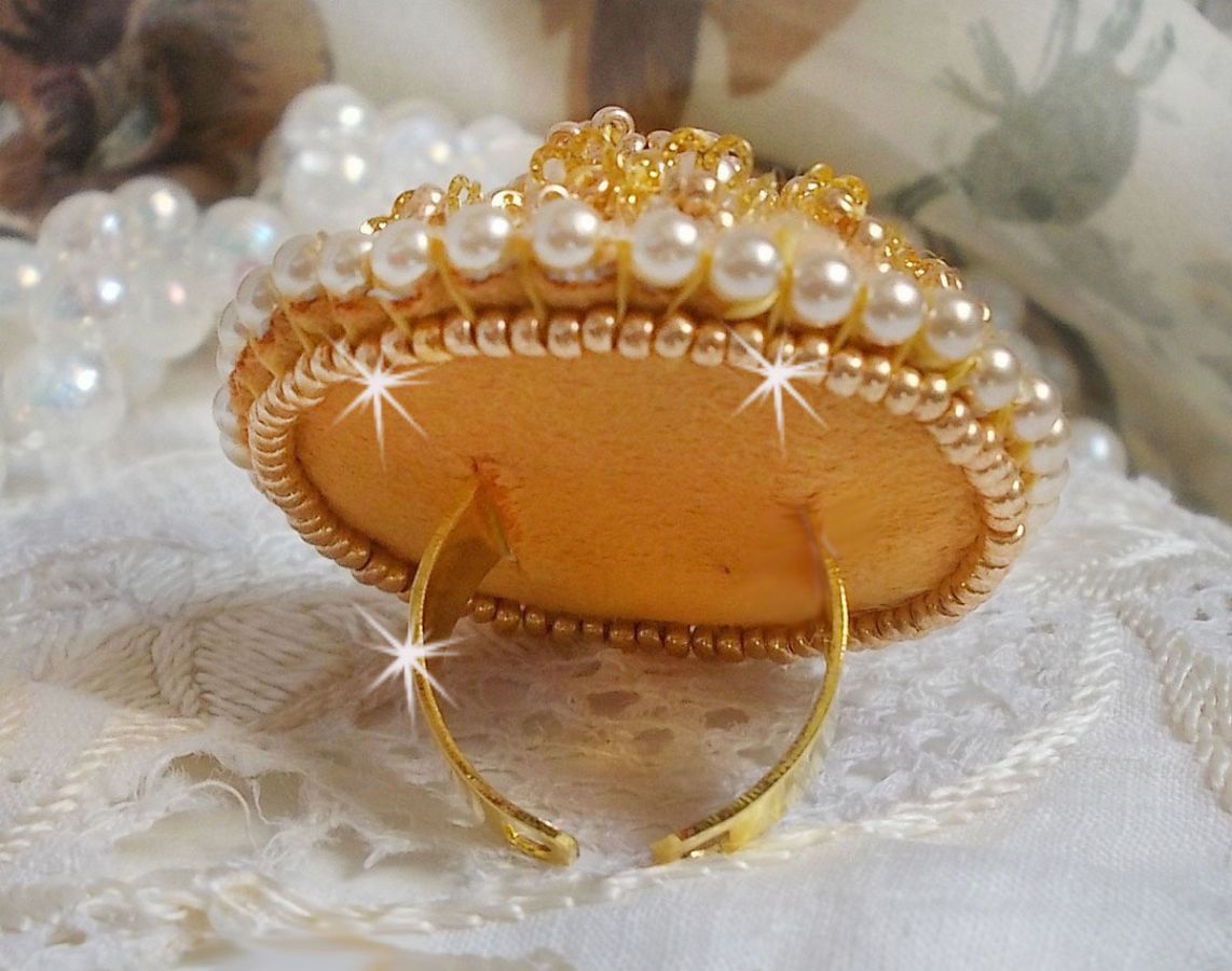 Bague Bouton d'Or brodée avec avec un Crystal de Swarovski et du coton DMC de couleur jaune