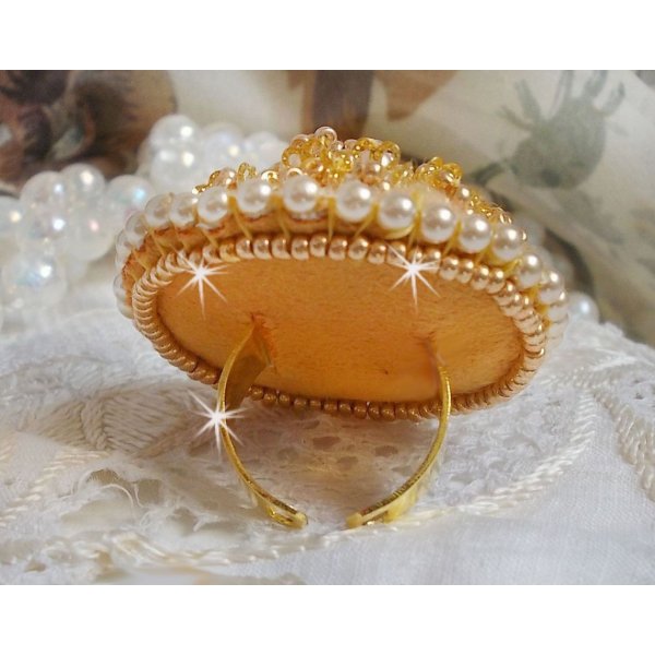 Bague Bouton d'Or brodée avec avec un Crystal de Swarovski et du coton DMC de couleur jaune