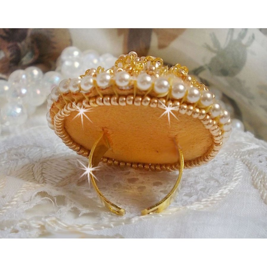 Bague bouton d’or brodé avec fil coton jaune, perles nacrées ivoires, cristaux, rocailles, bague réglable, quelle charme !
