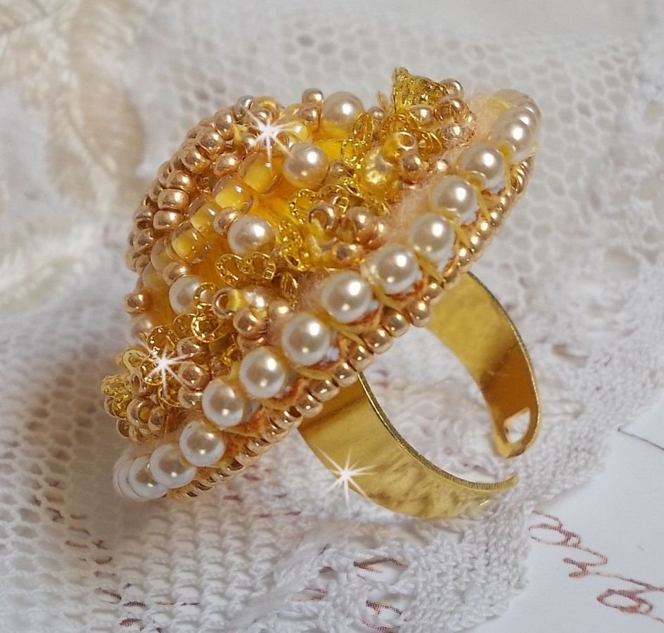 Bague bouton d’or brodé avec fil coton jaune, perles nacrées ivoires, cristaux, rocailles, bague réglable, quelle charme !