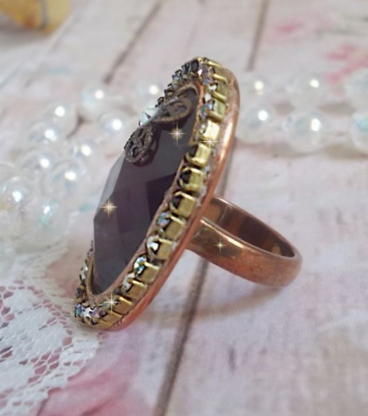Bague chic burgundy ovale, cabochon verre purple strass&eacute; de cristaux color&eacute;s, estampe, support bague laiton, une &eacute;poque baroque