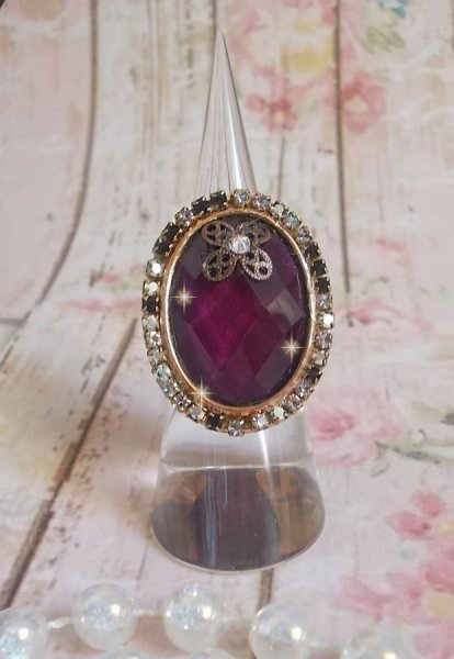 Bague chic burgundy ovale, cabochon verre purple strass&eacute; de cristaux color&eacute;s, estampe, support bague laiton, une &eacute;poque baroque