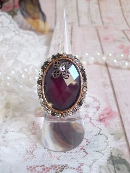 Bague chic burgundy ovale, cabochon verre purple strass&eacute; de cristaux color&eacute;s, estampe, support bague laiton, une &eacute;poque baroque
