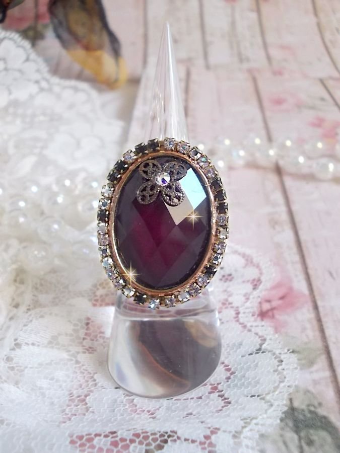 Bague chic burgundy ovale, cabochon verre purple strassé de cristaux colorés, estampe, support bague laiton, une époque baroque